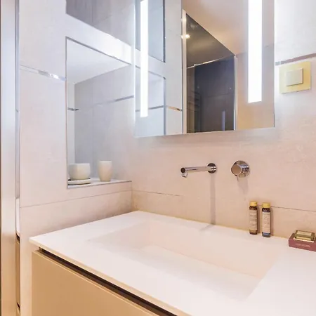 Authentic - 3br-8p - La Apartment *