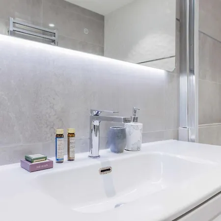 Authentic - 3br-8p - La Apartment *